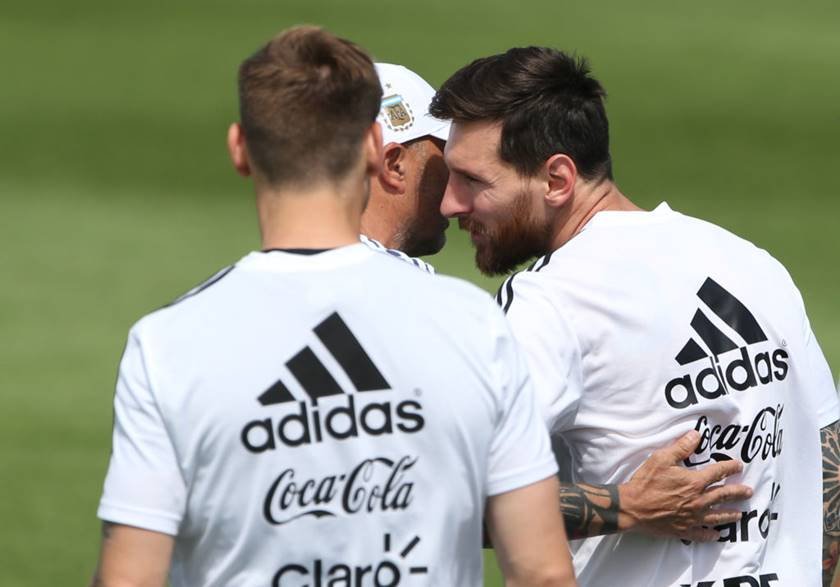 No aniversário de Messi, beijo de Sampaoli representa trégua