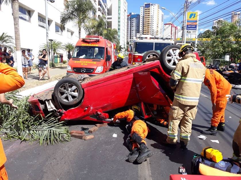 Carro capota após bater em outro em Águas Claras