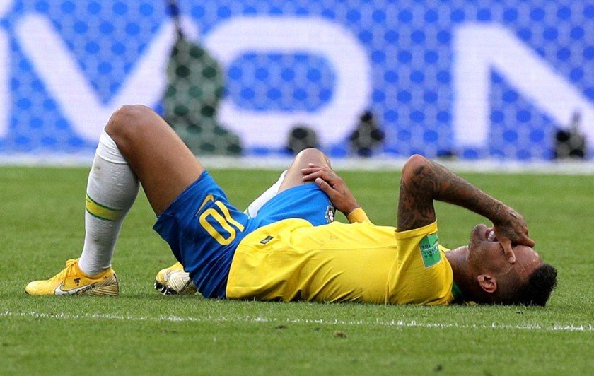 Neymar crítica árbitro após amarelo por simulação: 'Falta de respeito