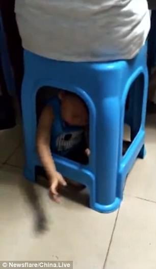 4DEA620400000578-5917301-A_year_old_boy_is_trapped_under_a_plastic_stool_while_his_mother-m-61_1530709947541