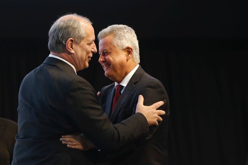 O presidenciável Ciro Gomes (PDT) e o governador do Distrito Federal, Rodrigo Rollemberg (PSB) se cumprimentam em encontro. Ambos sorriem e usam terno - Metrópoles