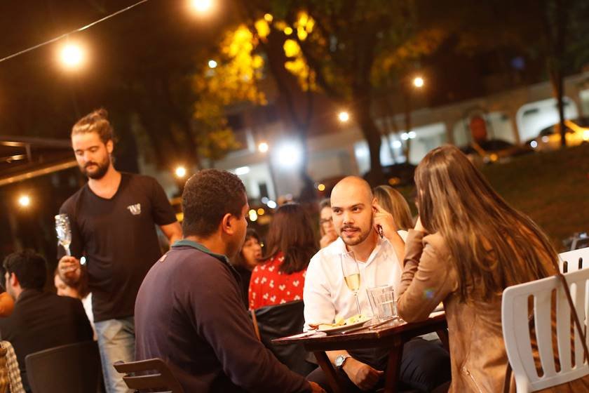 "noites de idiomas" Pessoas possam comer uma refeição e praticar algum idioma