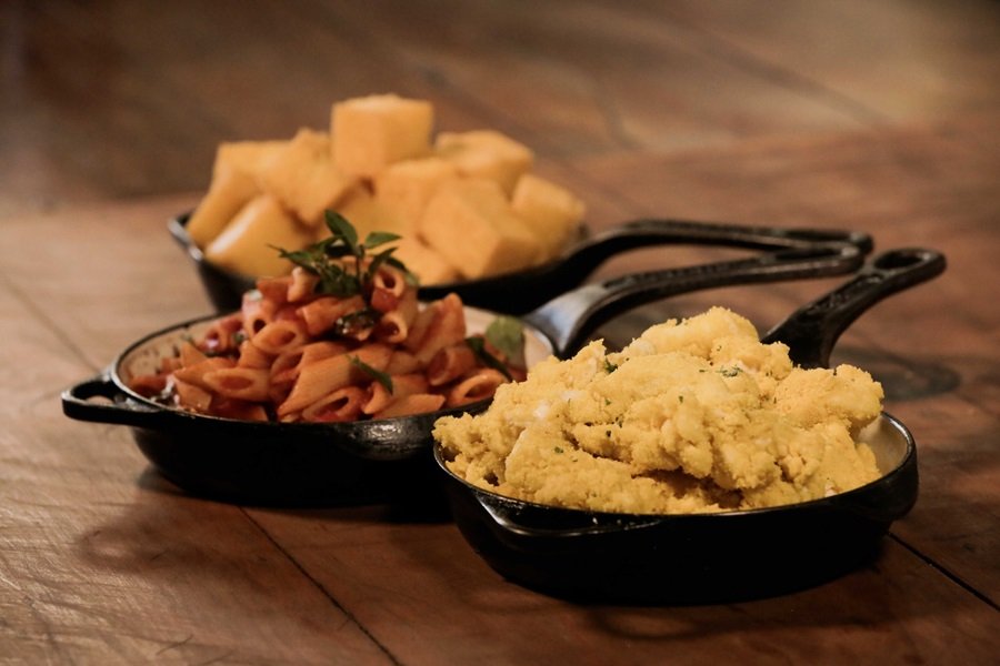 Guarnições - Farofa, penne ao funghi e polenta frita