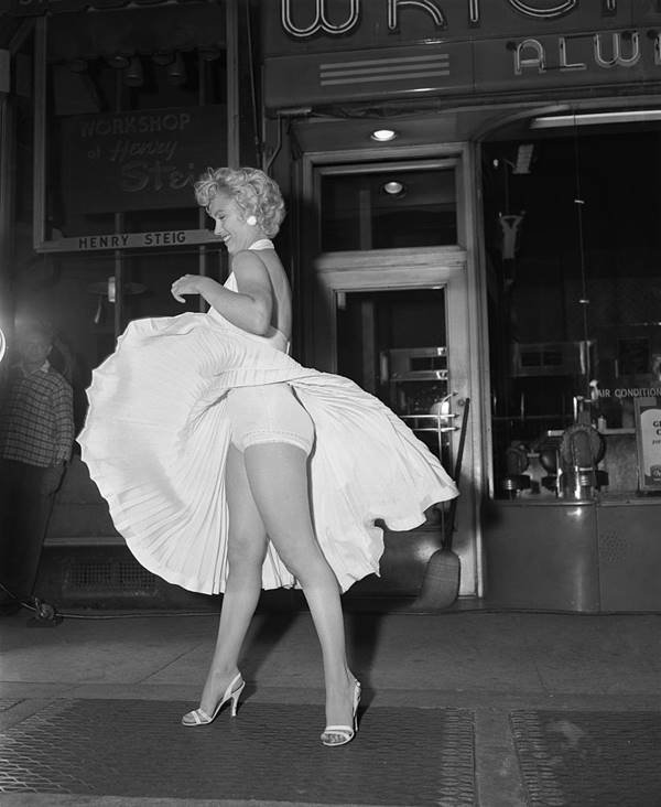 Marilyn Monroe com vestido branco voando