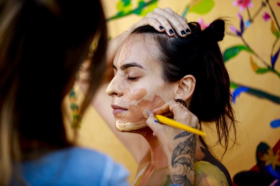 Mavi Dutra - artista que pinta grávidas