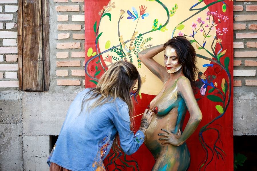 Mavi Dutra - artista que pinta grávidas