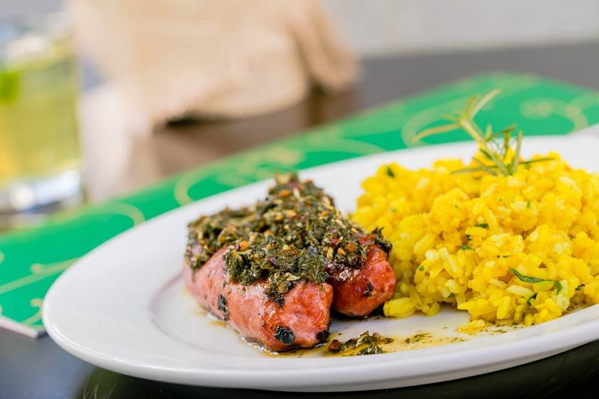 - Linguiça de pernil grelhada com molho Chimichurri e arroz milanês - crédito foto Felipe Menezes