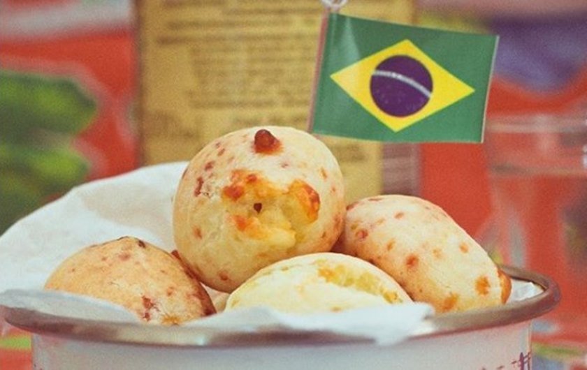 Com pão de queijo, torcedores se reúnem para assistir jogo do Brasil