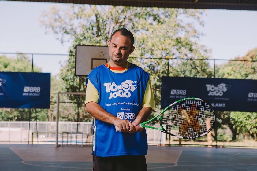 Tô no Jogo: prática de tênis auxilia pessoas com deficiência