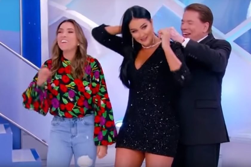 Silvio Santos presenteia Helen Ganzarolli com joia e filha 