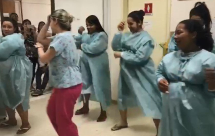 Grávidas dançam em hospital