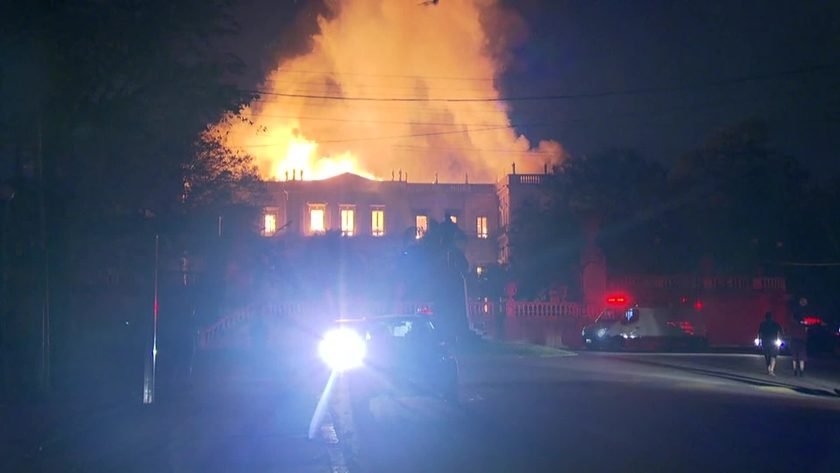 Resultado de imagem para museu nacional do rio pegando fogo