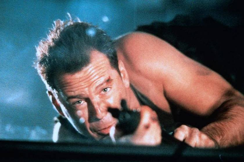 Bruce Willis com arma na mão