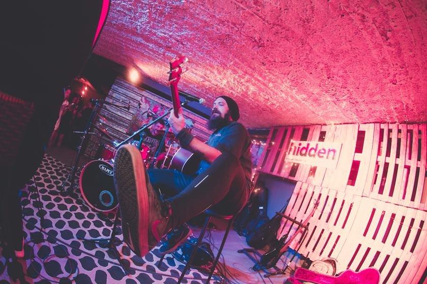Digão do Raimundos faz show intimista no Hidden. Veja quem foi | Metrópoles