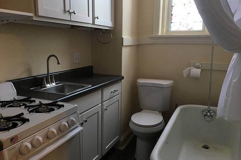 banheiro dentro da cozinha