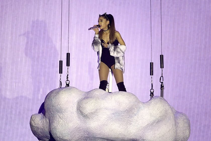 Foto colorida de Ariana Grande durante show - Metrópoles