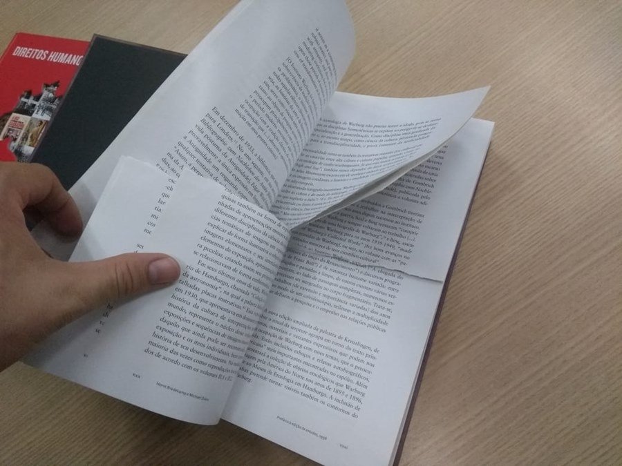 Livros sobre direitos humanos rasgados na BCE UNB