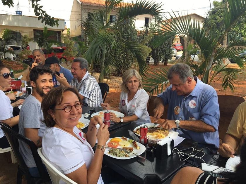 Fátima Sousa almoça com apoiadores no último dia de campanha