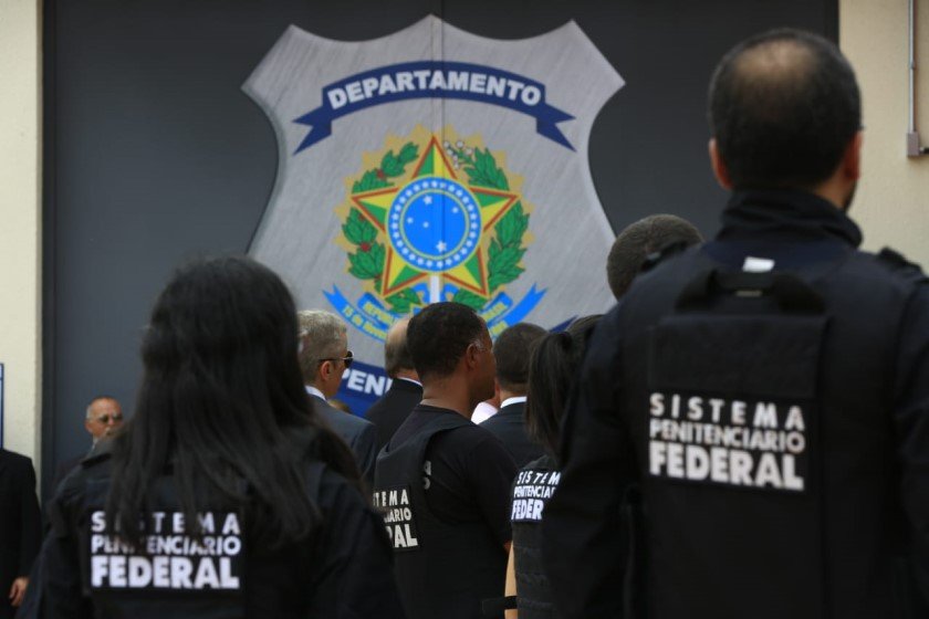 agentes penitenciários com uniforme