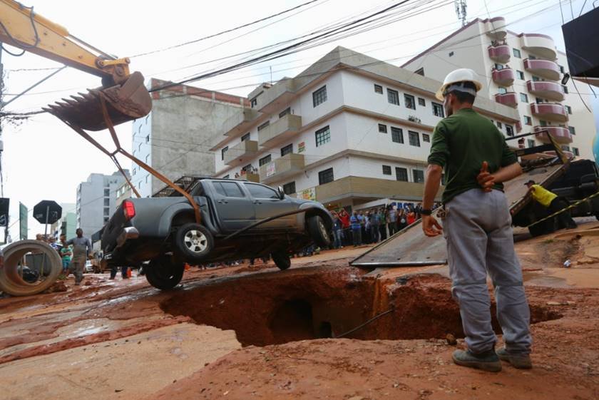 Cratera Em Vicente Pires Moradores Reagem E Dizem Que Culpa Do Gdf Metr Poles