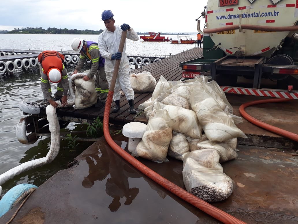 Resultado de imagem para Dono de posto Ã© multado em R$ 21 mil por vazamento de Ã³leo no Lago ParanoÃ¡, em BrasÃ­lia