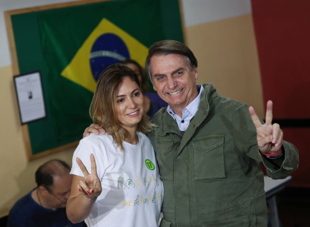 Bolsonaro publica rara foto com a filha e a menina vai parar nos