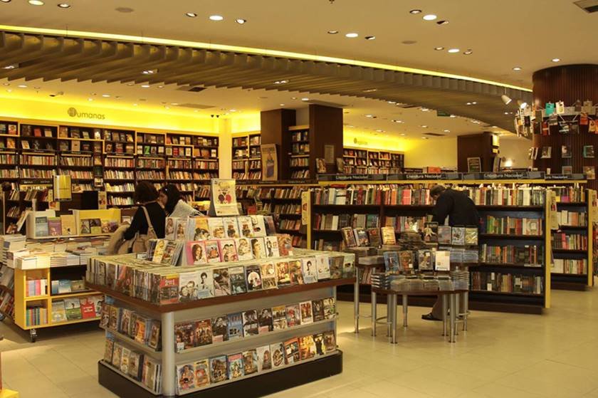 imagem colorida interior da livraria Saraiva livros expostos em gôndolas - Metrópoles