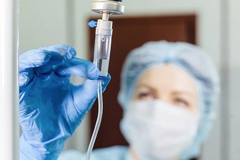 Imagem colorida: enfermeira administra soro em hospital - Metrópoles