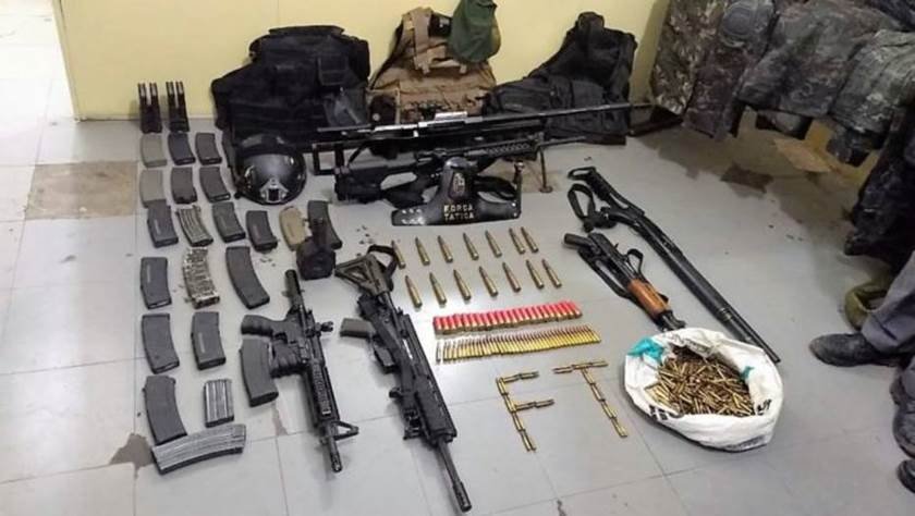 GO: polícia acha em chácara arsenal com fuzil, espada e metralhadora