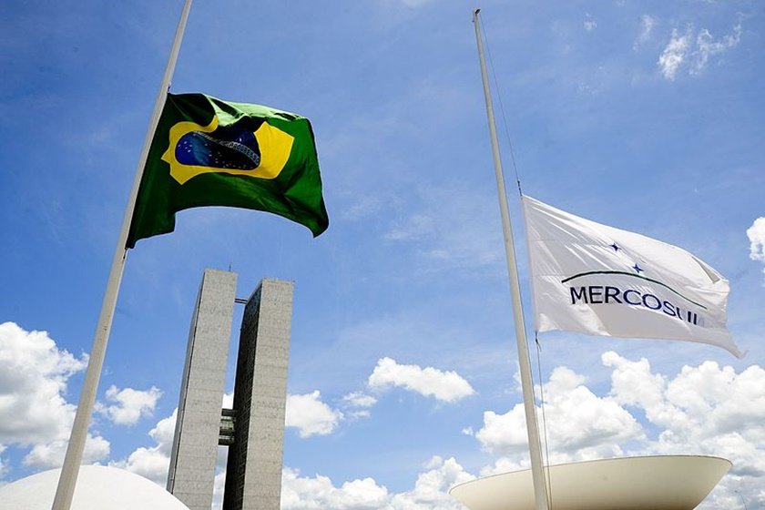 Imagem colorida das bandeiras do Brasil (esquerda) e Mercosul (direita) - Metrópoles