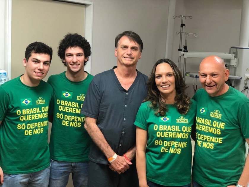 Cinco pessoas posam para foto