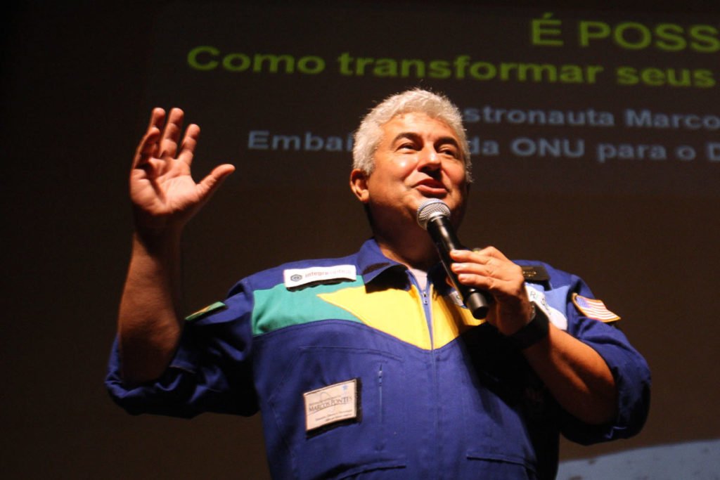 Ministro discursa