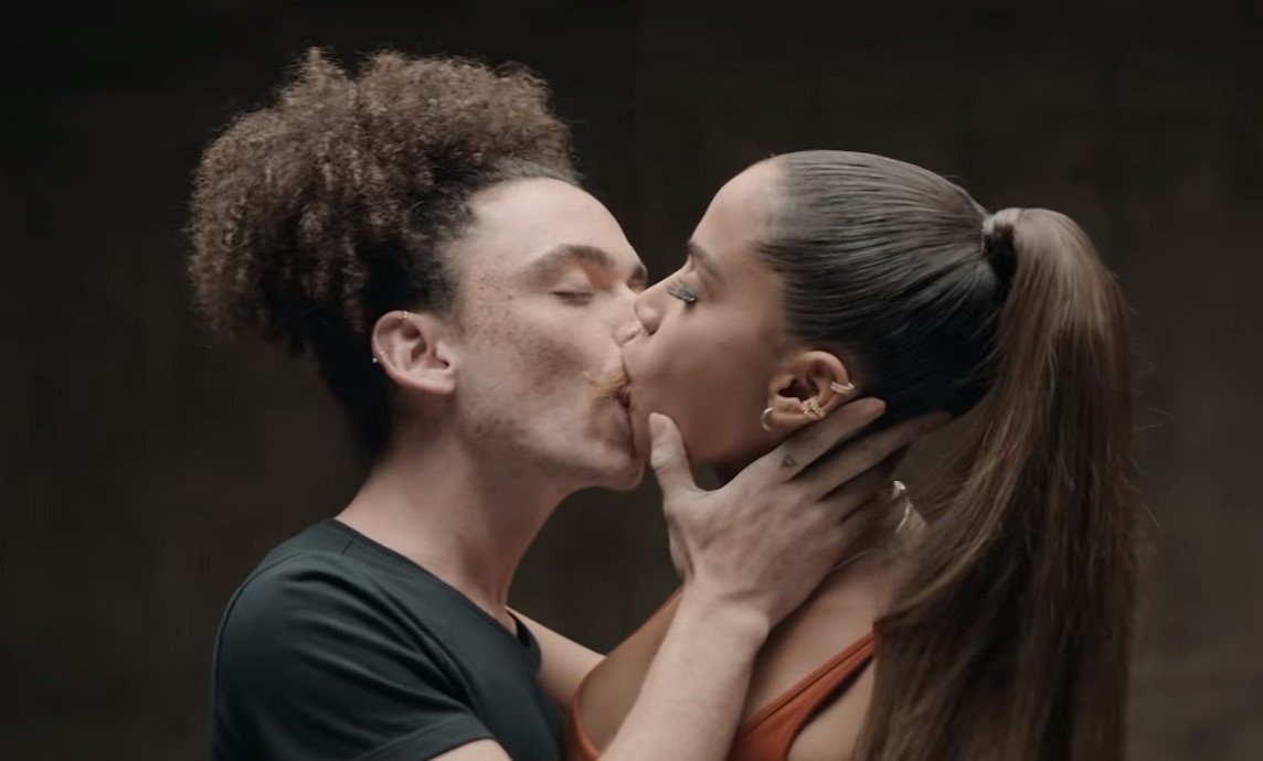 Resultado de imagem para Ousada! Anitta beija 24 homens e mulheres em novo clipe