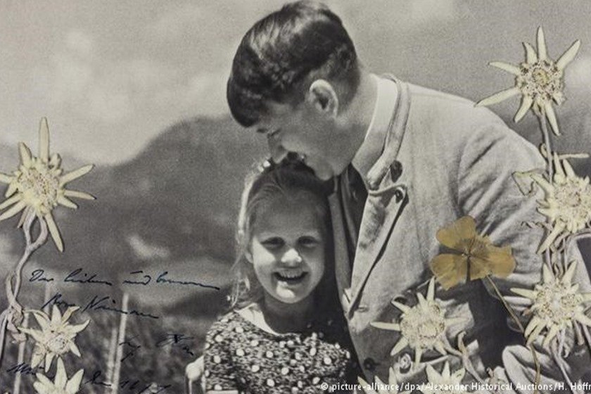 Adolf Hitler abraça menina judia