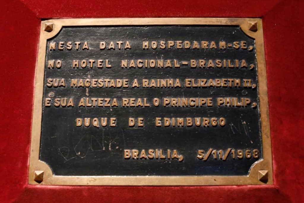 placa de visita da rainha Elizabeth a Brasília