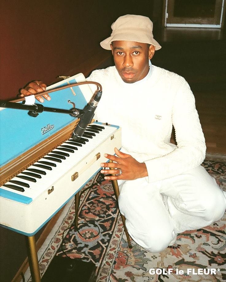 Rapper Tyler, The Creator ao lado de piano