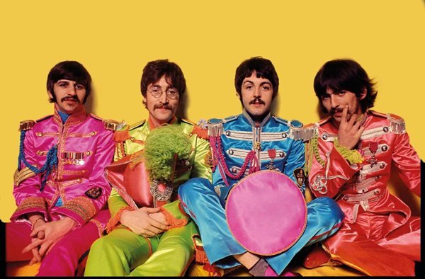 Na imagem com cor, os Beatles em fundo amarelo 