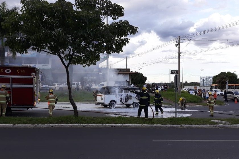 Incêndio atinge motor de kombi em rua do Guará II