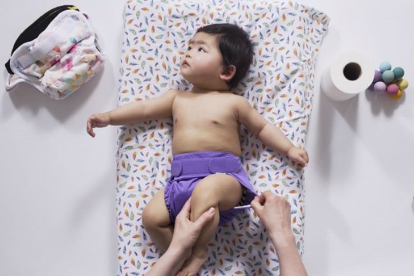 Médica ensina o que é importante observar no cocô do seu bebê