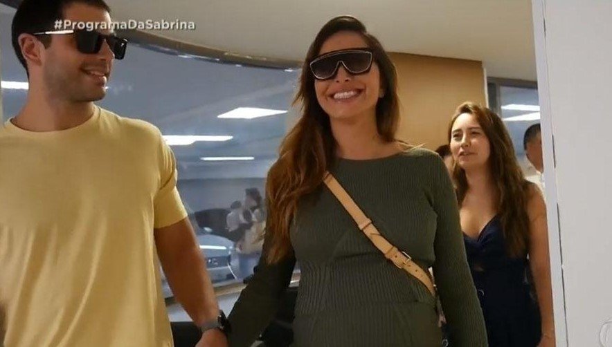 sabrina sato chegando na maternidade tv record