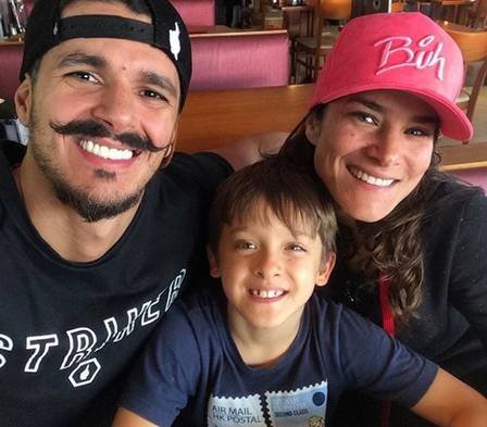 PriscilaFantin com filho e noivo Instagram