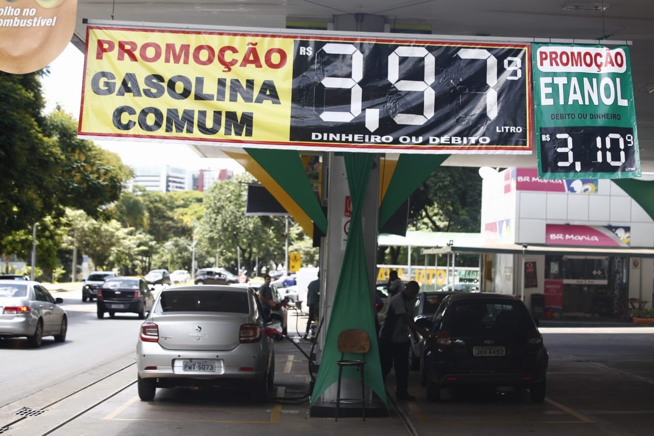 Preço da gasolina baixa e cai a R$ 6,47 no DF. Saiba onde