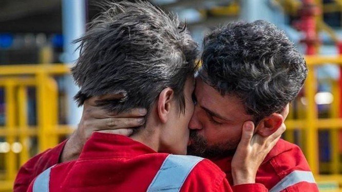 Cauã Reymond e Maria Casadevall em cena de Ilha de Ferro