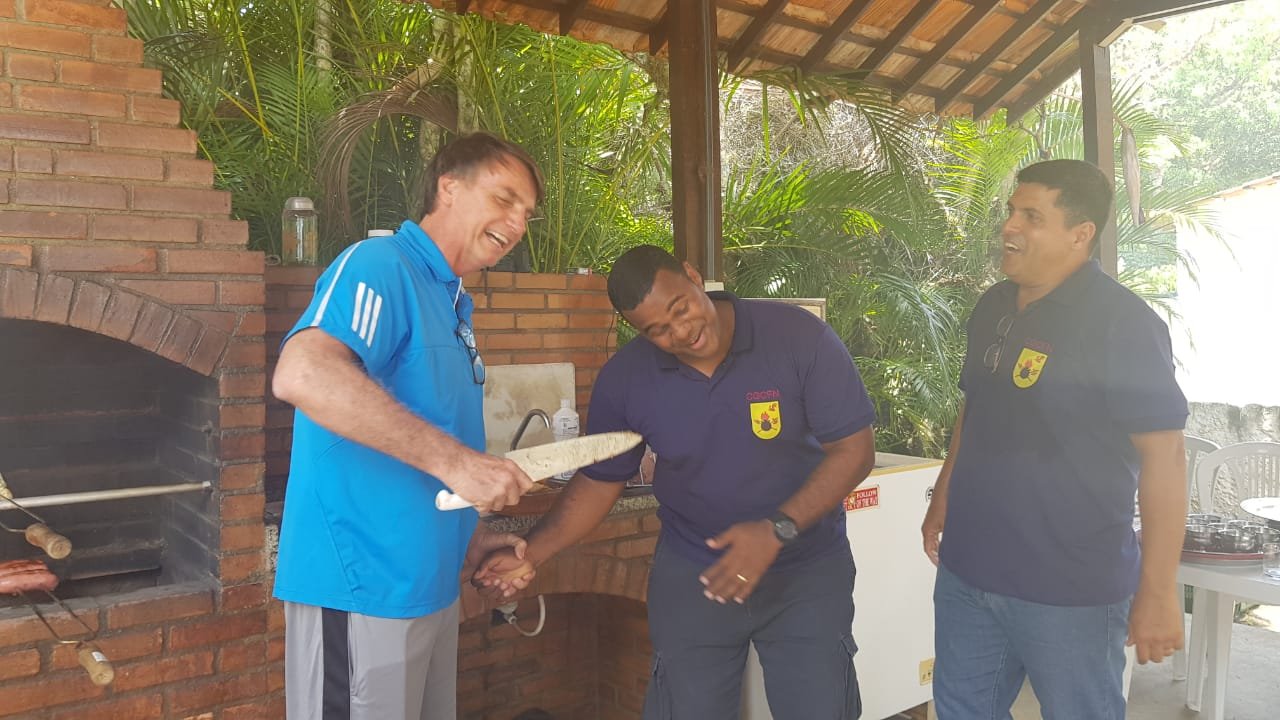 Bolsonaro brinca com atentado