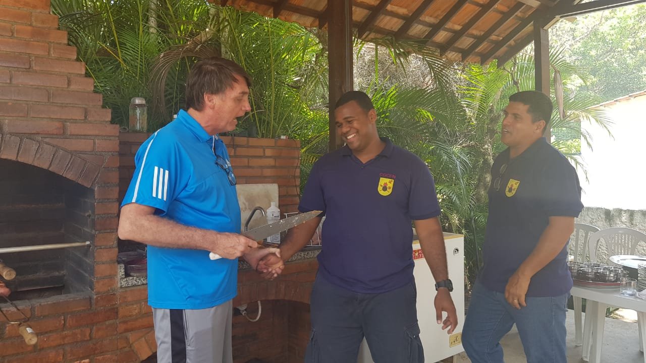 Bolsonaro brinca com faca
