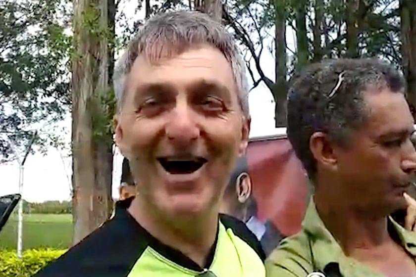 Com apoiadores, irmão de Bolsonaro posa para fotos: "Estou na onda"