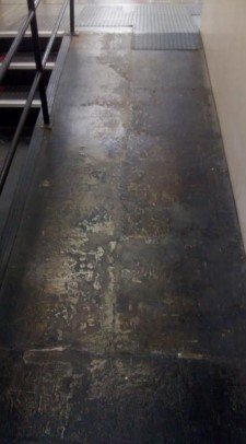 Piso em péssimas condições