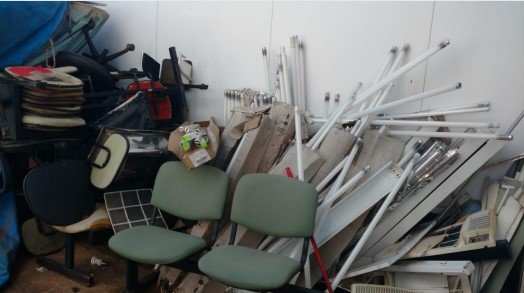 Entulho de materiais quebrados e inservíveis atrás da unidade