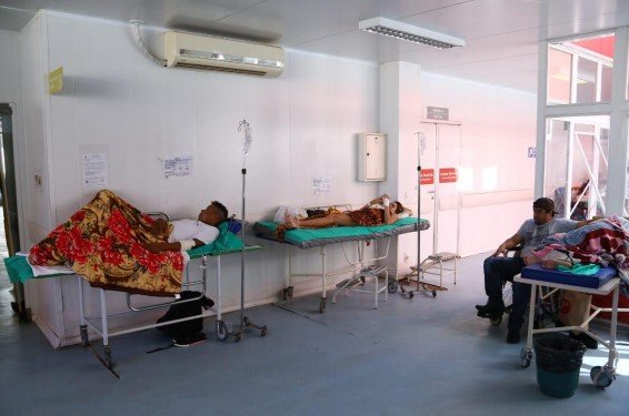Pacientes no hall de ventilação
