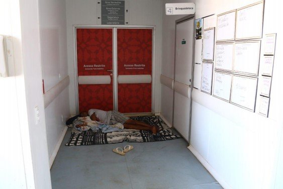 Pessoa dorme na recepção